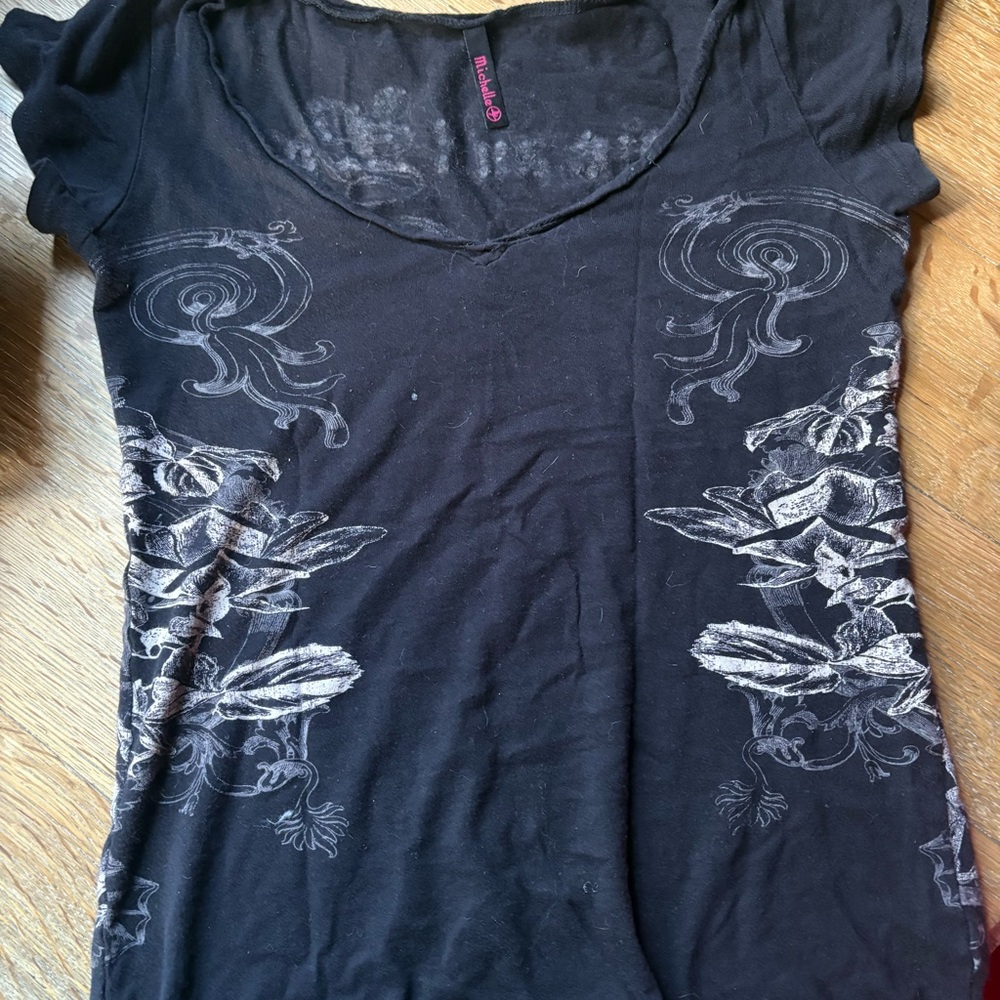 Vintage Y2K Michele Black and Gray Graphic Short Sleeve Top